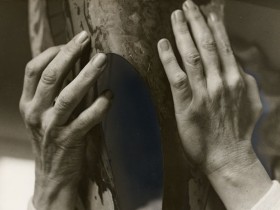 Les mains de Barbara Hepworth - Photographie de Cornel Lucas
