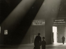 La mère et son enfant dans la lumière - tirage argentique Adox