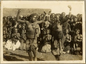 Madagascar - Jeunes danseuses - Photo ancienne