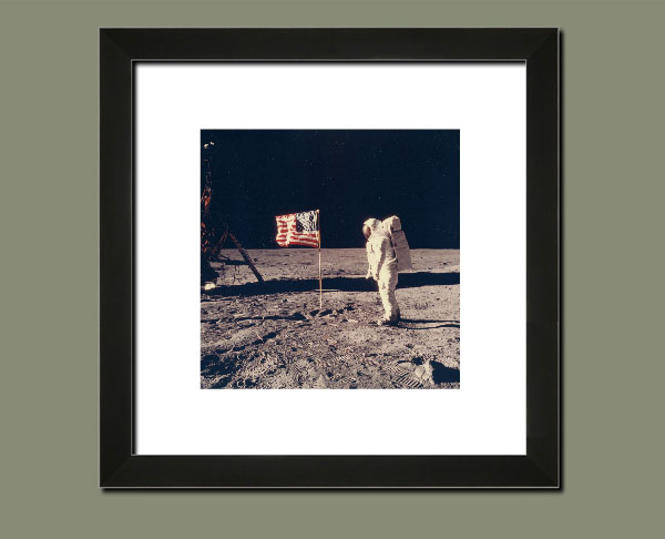 Aldrin à coté du drapeau américain - Cadre