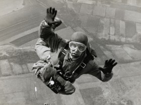 Le parachutiste - Photographie de parachutisme - Tirage vintage