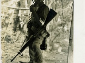 Jeune soldat cambodgien, par Eliane Kugler - Photo vintage