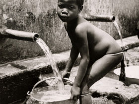 Fillette africaine à la fontaine - Tirage original sur papier Adox
