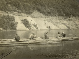 Bateliers et leur radeau sur le fleuve Nam-Thy, au Tonkin - Tirage argentique d'époque