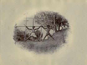 Docoïts crucifiés en Birmanie - Felice Beato - Tirage albuminé