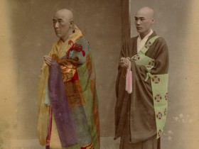 Moines bouddhistes japonais, par Kusakabe Kimbei - Tirage original rehaussé à l'aquarelle