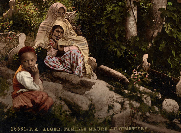 Famille maure au cimetière, à Alger - Photochrome P.Z. - Détail Famille maure au cimetière, à Alger - Photochrome P.Z. - Détail