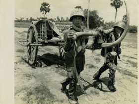 Soldats cambodgiens - Photographe Eliane Kugler - Tirage vintage argentique