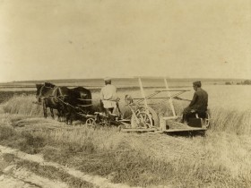Paysans soviétiques sur leur moissoneuse-batteuse - Tirage d'époque