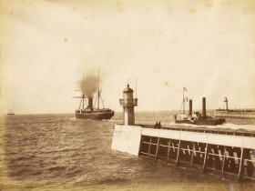 Vapeur et remorqueur à la sortie du port du Havre - Tirage albuminé XIXe siècle