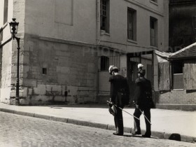 Deux Saint-Cyriens en balade dans Paris, par Fritz Henle - Tirage argentique