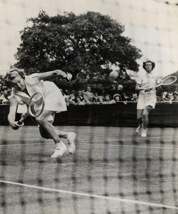 Tennis : Louise Brough monte au filet - Contretype