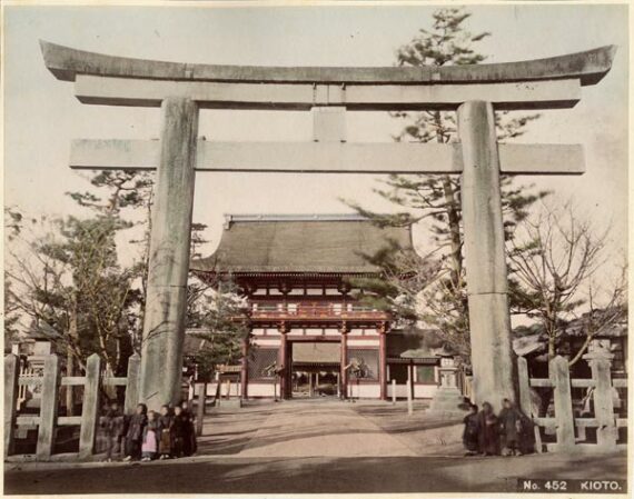 Japon : Torii du sanctuaire Yasaka, à Kyoto - Tirage albuminé rehaussé