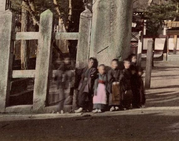 Japon : Torii du sanctuaire Yasaka, à Kyoto - Détail du tirage albuminé rehaussé