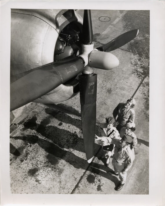C-46D Commando - Personnel CAP - Tirage argentique - Vue générale avec marge
