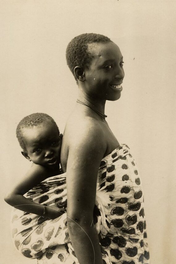 Femme africaine et son enfant, au Dahomey-Bénin - Photographie de Jean-Baptiste Truhand - Tirage argentique