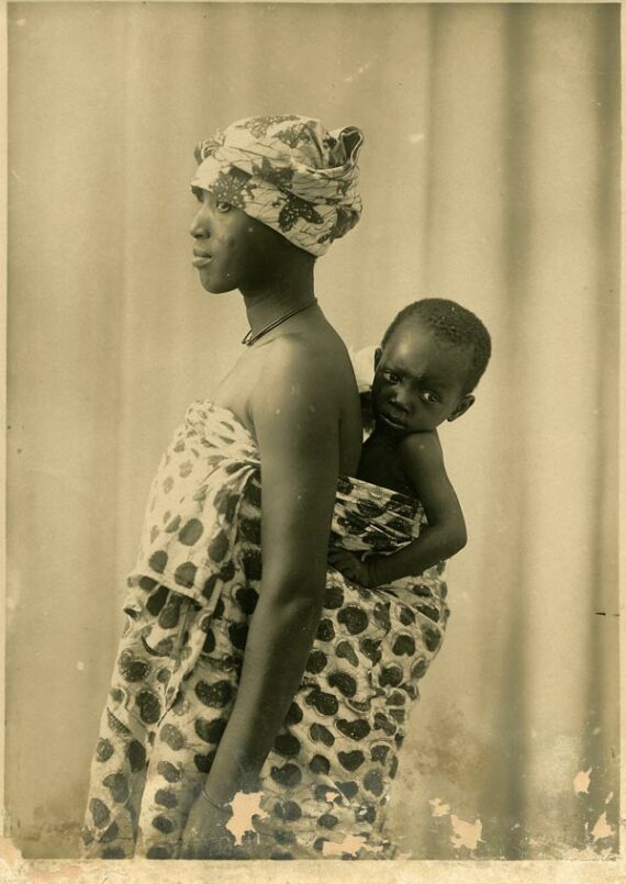Femme africaine et son enfant, au Dahomey-Bénin - Photographie de Jean-Baptiste Truhand - Tirage argentique