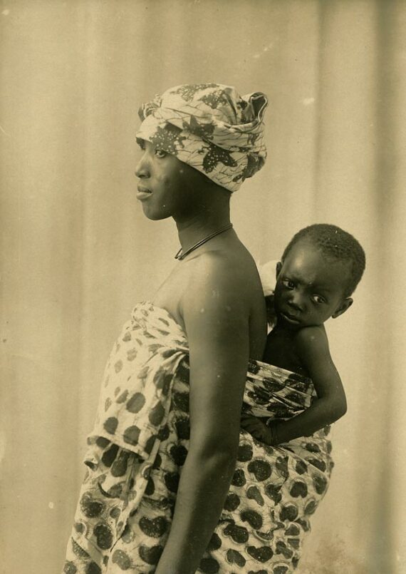 Femme africaine et son enfant, au Dahomey-Bénin - Photographie de Jean-Baptiste Truhand - Tirage argentique