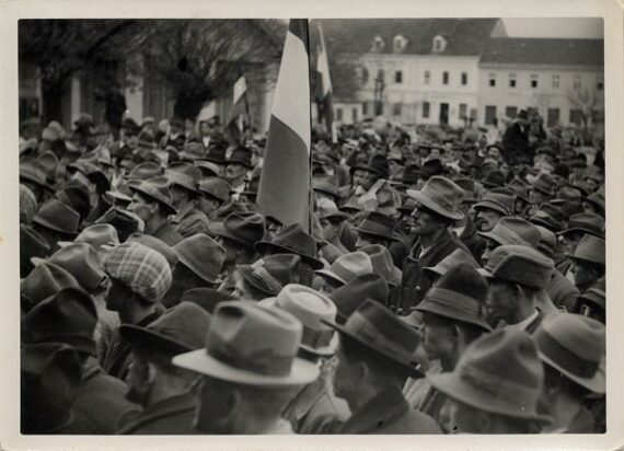 Foule de chapeaux en ex-Yougoslavie - Photographie de répétition - Tirage argentique vintage