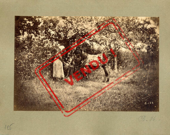 Paysanne et son âne - Par le photographe Adolphe Giraudon - Tirage albuminé monté sur carton