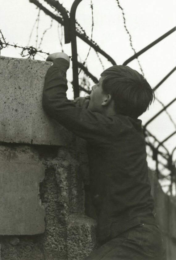 Regard d'enfant derrière le mur de Berlin - Tirage argentique original