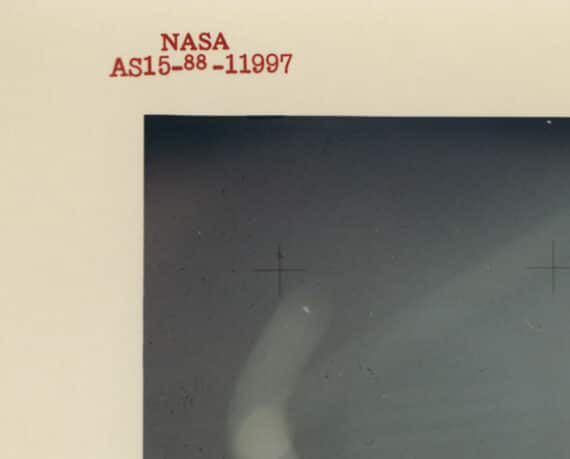Survol lunaire et croissant de Terre - Apollo 15 - Numéro de série Nasa AS15-88-11997