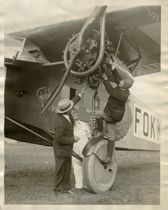 Anthony Fokker sur son Fokker F.VII - Vue avec marges