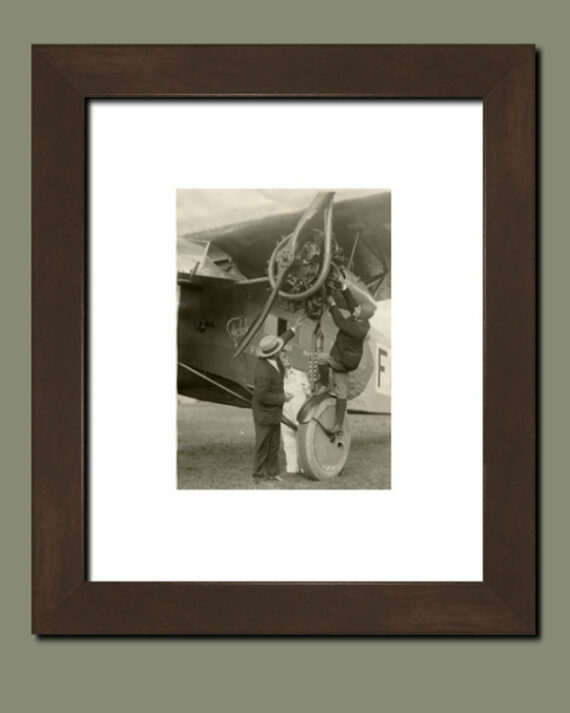 Anthony Fokker sur son Fokker F.VII - Cadre