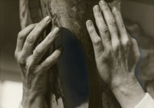 Les mains de Barbara Hepworth - Photographie de Cornel Lucas | PHOTO MEMORY
