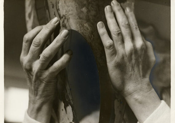 Les mains de Barbara Hepworth - Par Cornel Lucas - Marges