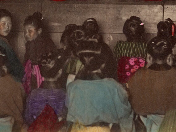 Japonaises en kimono sur scène, tirage albuminé rehaussé – Image 3