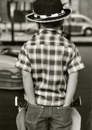 Le p'tit cowboy - Photographie humaniste anonyme - Tirage argentique vintage noir et blanc sur papier Adox