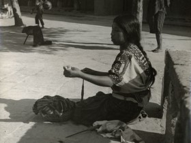 Femme fileuse - Guatemala - Pierre Verger