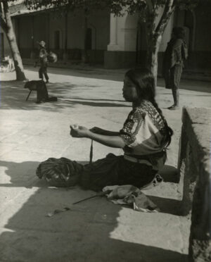 Femme fileuse au Guatemala - Photographie de Pierre Verger - Tirage argentique vintage