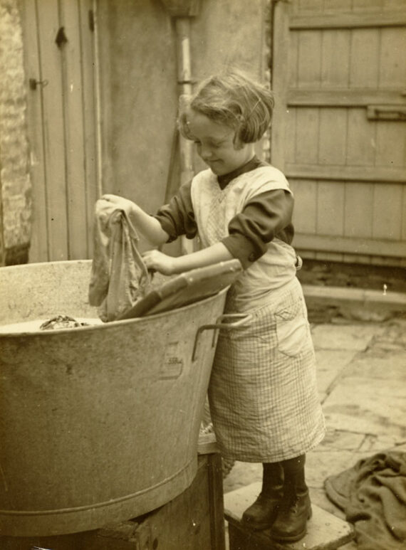 Petite lavandière, photographie humaniste - Tirage argentique d'époque