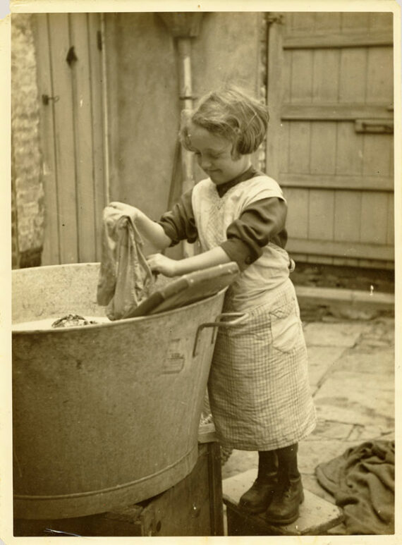 Petite lavandière, photographie humaniste - Détail