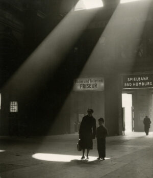 La mère et son enfant dans la lumière - tirage argentique Adox