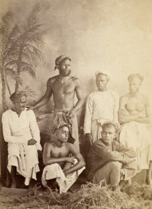 Groupe d'hommes des îles Maldives - Tirage albuminé d'époque