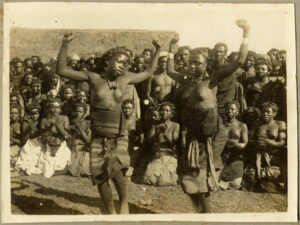 Photographie ancienne de Madagascar - Jeunes danseuses