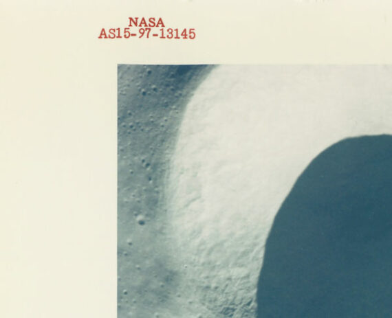 Lune : cratère Gagarin - Mission Apollo 15 - Tirage vintage NASA - Numéro de série AS15-97-13145