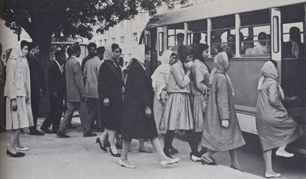 A l'arrêt de bus à Kaboul - Afghanistan des années 50-60 - Photographie