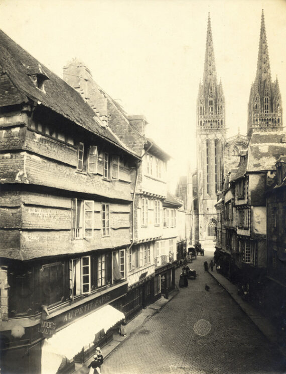 Rue Kéréon et cathédrale, à Quimper - Photographie ancienne