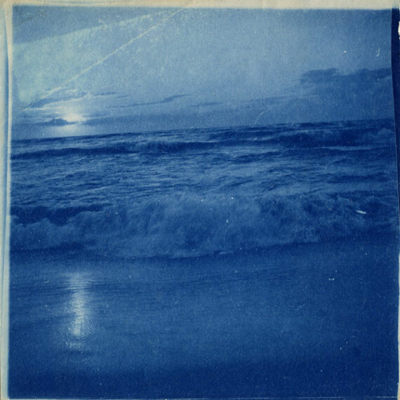Coucher de soleil sur la vague bleue - Tirage cyanotype
