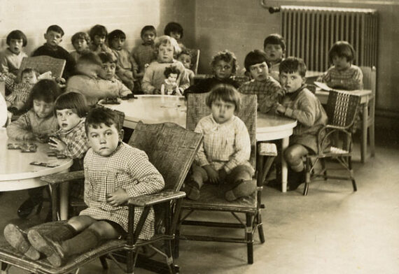 Photographie - Ecole d'autrefois - Salle de jeux - Détail