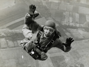 Le parachutiste, portrait fugace - Photographie de parachutisme - Tirage vintage