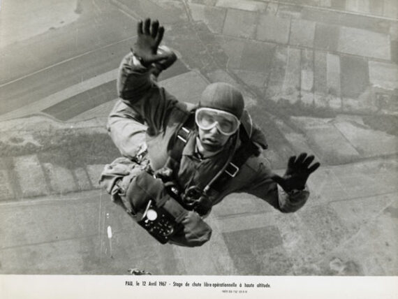 Le parachutiste, portrait fugace - Photographie de parachutisme - Avec légende