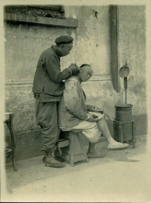Chine, photographie ancienne - Barbier et son client à Shanghai - Photo Memory