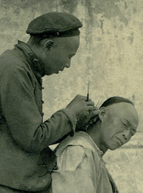 Barbier et son client à Shanghai, détail - Chine, photographie ancienne - Photo Memory
