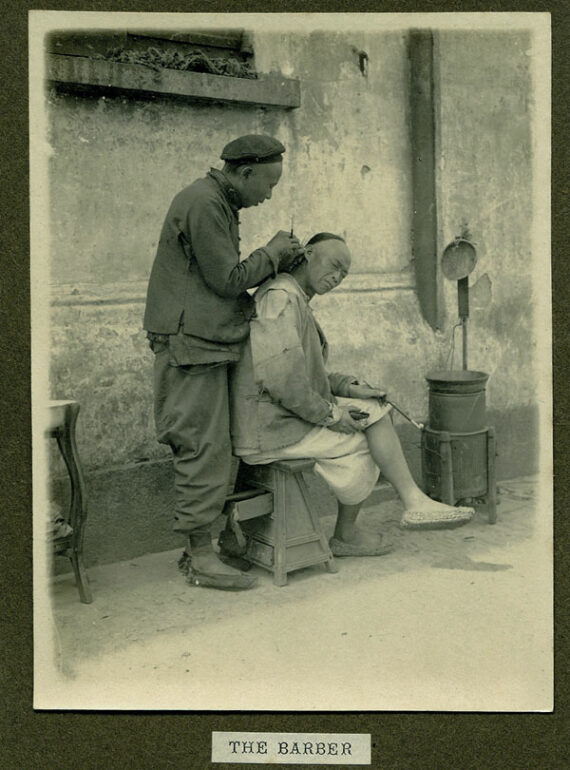 Photographie ancienne d'un barbier et son client à Shanghai, en Chine - Tirage argentique d"époque monté sur son carton d'origine - Photo Memory