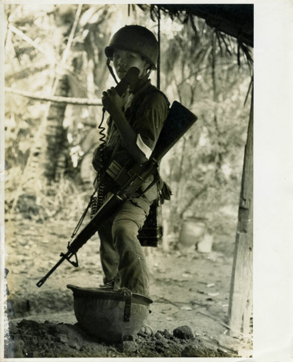 Jeune soldat pendant la guerre du Cambodge, par Eliane Kugler - Photo vintage